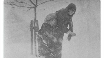 Pria menggendong seorang wanita melewati badai salju tebal di Washington, DC, 27 Januari 1922 Foto: Twitter/OldWeatherPics
