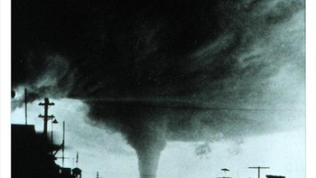 Tornado dekat Vulcan, Alberta, Kanada, 8 Juli 1927 Foto: Twitter/OldWeatherPics