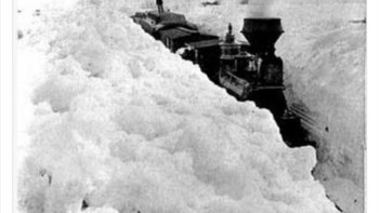 Kereta terjebak di salju di Minnesota selatan selama musim dingin yang menyiksa tahun 1880-81, 29 Maret 1881 Foto: Twitter/OldWeatherPics