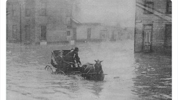 Waterspout besar dan sambaran kilat di Pantai Miami, 15 Juni 1985. Foto: Twitter/OldWeatherPics