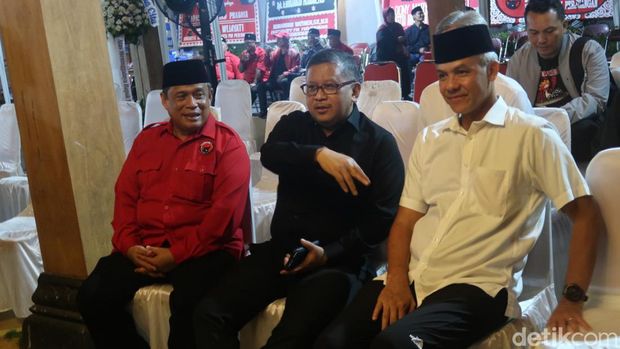 Ganjar Pranowo dan Hasto Kristiyanto melayat di rumah duka Dubes RI di Italia, Muhammad Prakosa di Bantul, Senin (23/1/2023).