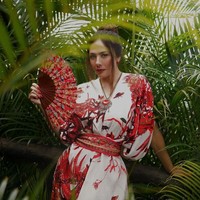 Perayaan Imlek tak dilewatkan pula oleh Wulan Guritno. Di Instagram, ia mengunggah foto bertema Imlek dalam balutan gaun bernuansa kemerahaan dengan sentuhan batik. (Foto: Dok. Instagram)