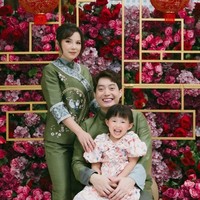 Seragam bergaya tradisional China dalam nuansa hijau menjadi pilihan Edric Tjandra dan istrinya, Venny Chandra. Putrinya tampil menggemaskan dengan terusan berhiaskan ruffle. (Foto: Dok. Instagram)