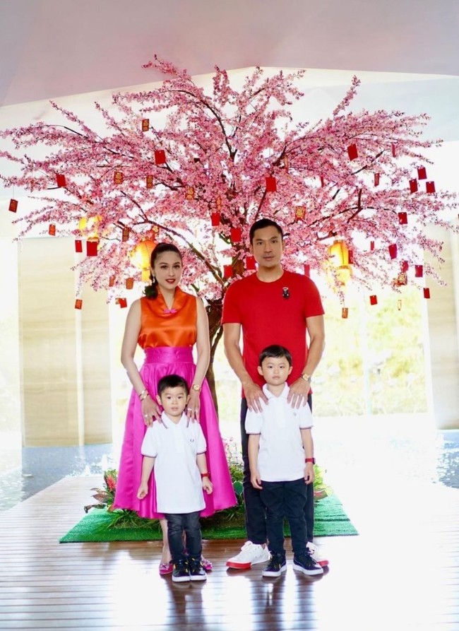 Keluarga Sandra Dewi menggelar perayaan Imlek di rumah dengan dekorasi yang memukau berupa pohon angpao. Saat sesi foto bersama dengan suami, Harvey Moeis, dan buah hati mereka, Sandra Dewi berbalut gaun color-blocking sleeveless yang anggun. Sementara itu, Harvey tampil kasual dengan kaus merah. Padanan Polo shirt putih dan jeans, serta sneakers, menjadi gaya andalan kedua putra mereka. (Foto: Dok. Instagram)