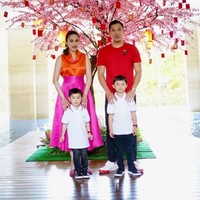 Keluarga Sandra Dewi menggelar perayaan Imlek di rumah dengan dekorasi yang memukau berupa pohon angpao. Saat sesi foto bersama dengan suami, Harvey Moeis, dan buah hati mereka, Sandra Dewi berbalut gaun color-blocking sleeveless yang anggun. Sementara itu, Harvey tampil kasual dengan kaus merah. Padanan Polo shirt putih dan jeans, serta sneakers, menjadi gaya andalan kedua putra mereka. (Foto: Dok. Instagram)