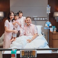 Perayaan Imlek tahun ini harus dilewati oleh Glenn Alinskie di rumah sakit. Namun, situasi tersebut tak mengurangi antusias Glenn untuk merayakan Imlek 2023 bersama orang terkasih. Chelsea Olivia datang menjenguk bersama kedua anak mereka, dan tampil kompak dengan busana bernuansa dusty pink. (Foto: Dok. Instagram)
