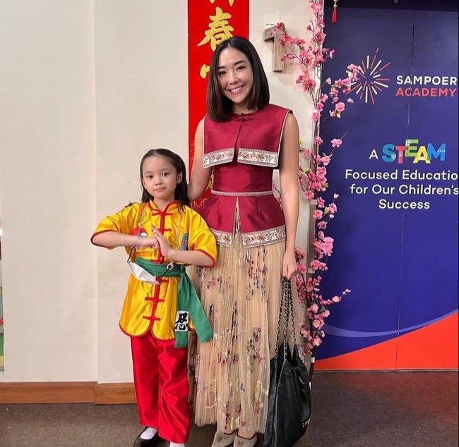 Menghadiri perayaan Imlek 2023 di sekolah putrinya, Gempi, Gisella Anastasia mengandalkan atasan merah bergaya oriental dengan peplum terbelah yang memberi kesan kekinian. Ia lalu memadukannya dengan rok nude sheer yang dihiasi bordiran bernuansa floral. (Foto: Dok. Instagram)