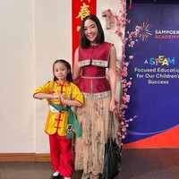 Menghadiri perayaan Imlek 2023 di sekolah putrinya, Gempi, Gisella Anastasia mengandalkan atasan merah bergaya oriental dengan peplum terbelah yang memberi kesan kekinian. Ia lalu memadukannya dengan rok nude sheer yang dihiasi bordiran bernuansa floral. (Foto: Dok. Instagram)