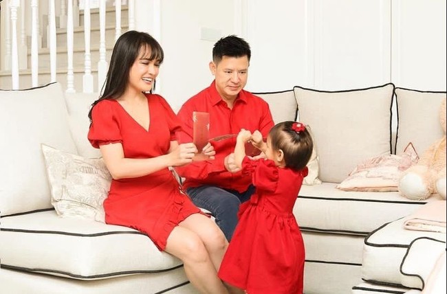 Busana serba merah juga menjadi andalan Shandy Aulia dan keluarga. (Foto: Dok. Instagram)