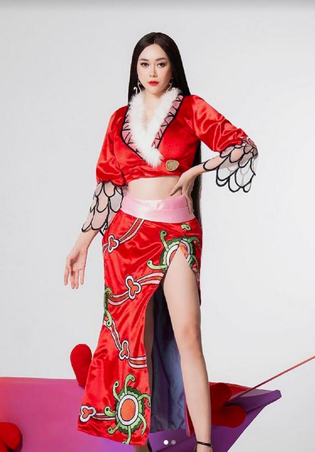 Untuk pemotretan bertema Imlek, Aura Kasih tampil seksi dengan gaun berbelahan tinggi pada rok. (Foto: Dok. Instagram)