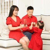 Busana serba merah juga menjadi andalan Shandy Aulia dan keluarga. (Foto: Dok. Instagram)