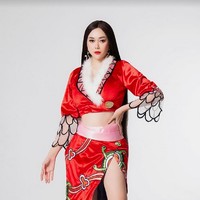 Untuk pemotretan bertema Imlek, Aura Kasih tampil seksi dengan gaun berbelahan tinggi pada rok. (Foto: Dok. Instagram)