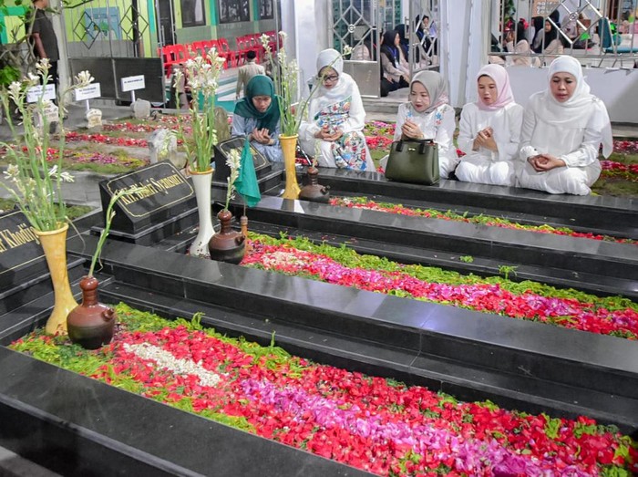 Gubernur Jatim Khofifah Indar Parawansa saat berziarah ke makam KH M Bisri Syansuri