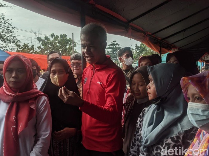 Gubernur Jawa Tengah Ganjar Pranowo saat meninjau kampung KB percepatan penurunan stunting di Desa Prampelan, Kecamatan Sayung, Demak, Senin (23/1/2023).