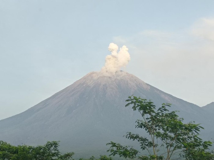 Gunung Semeru pada hari Senin, 23 Januari 2023, pukul 05:48 WIB