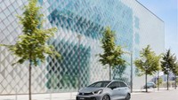 Di versi facelift-nya ini, Jazz masih mengusung fasia depan yang khas Jazz generasi terakhir. Model lampu utamanya masih sama, namun bagian grille dan bumper-nya dibuat lebih sporty. Foto: dok. Honda Europe
