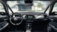 Motor listrik yang membantu mesin hybrid dari Jazz ini meningkat tenaganya sebesar 14 PS dan membuatnya dapat tenaga total hingga 122 PS. Selain itu, generator motor-nya pun diklaim meningkat sekitar 10,8 PS yang membuat sistem ini bisa peak hingga 106 PS. Foto: dok. Honda Europe