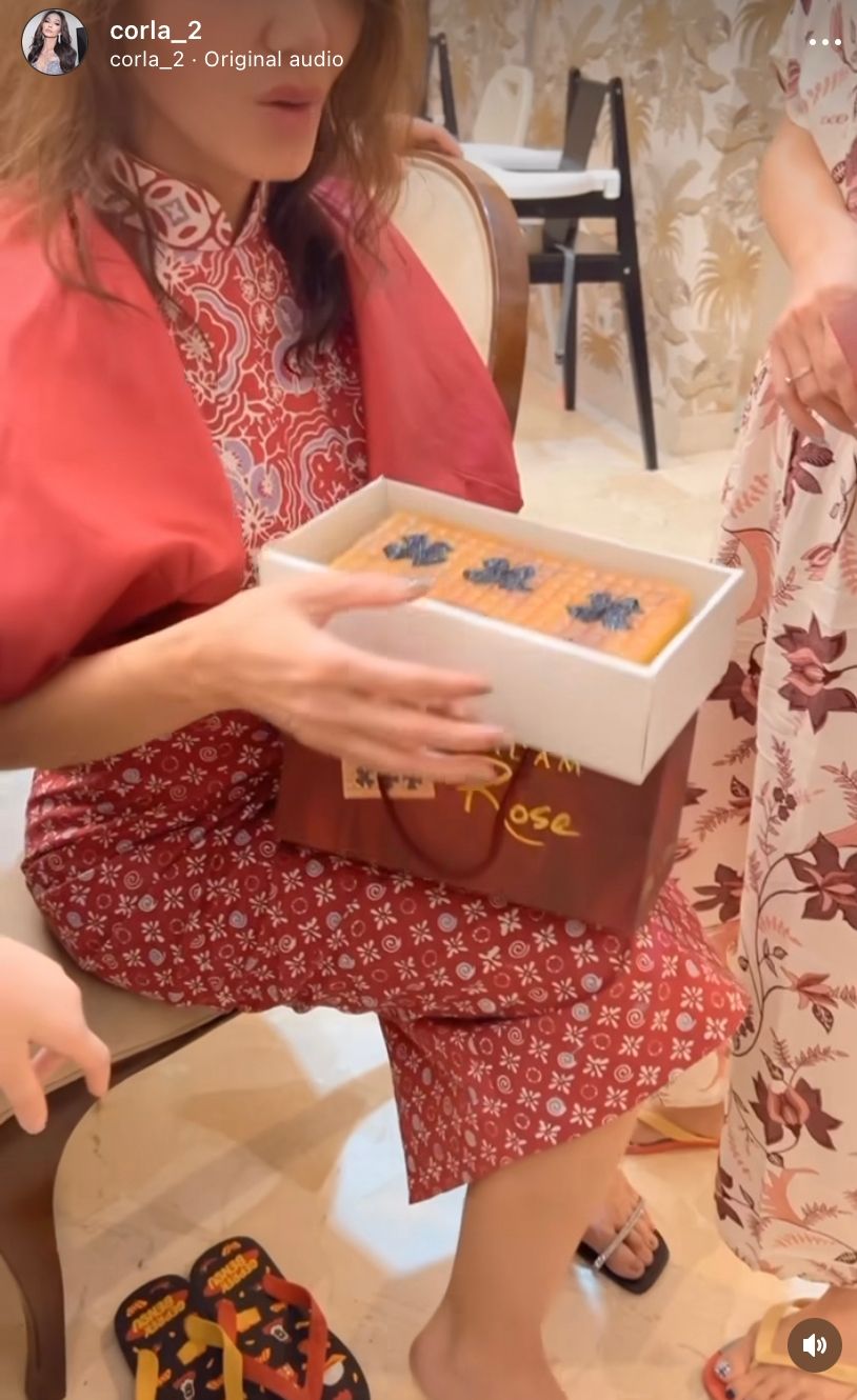 Imlek di Rumah Ruben Onsu, Bunda Corla Makan Pete dan Diberi Lapis Legit
