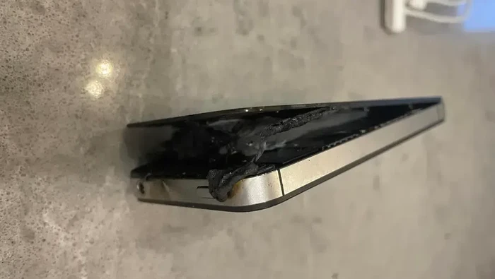 iPhone 4 terbakar saat dicas semalaman