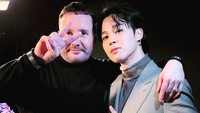 Jimin mengunggah kebersamaannya dengan Kim Jones, direktur artistik Dior. Foto: (dok. ist)