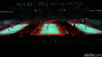 Pebulutangkis Indonesia menjajal lapangan Istora Senayan, Jakarta, Senin (23/1/2023). 