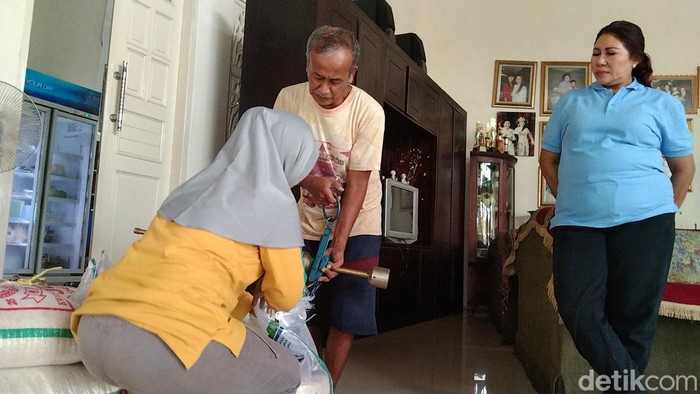 Kades Sultan Majalengka pinjami beras kepada warga