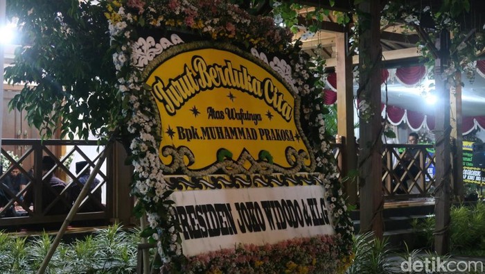 Karangan bunga Presiden Jokowi di rumah duka Dubes RI di Italia, Muhammad Prakosa di Bantul, Senin (23/1/2023).