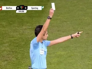 Pertama dalam Sejarah! Wasit Acungkan Kartu Putih di Sepak Bola