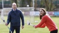 Rugbi, hurling, hingga tenis, berbagai jenis olahraga dijalaninya. Dikutip dari Cosmopolitan, seorang sumber dari kerajaan juga menyatakan bahwa Kate hampir secara rutin bermain tenis bersama para buah hatinya. (Foto: Instagram @princeandprincessofwales)