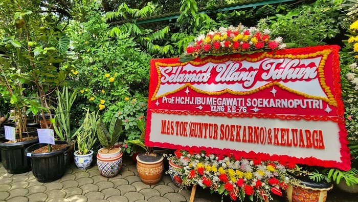 Kediaman Megawati Soekarnoputri dibanjiri karangan bunga ucapan selamat ulang tahun (dok. istimewa)