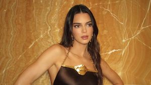 Saat Kendall Jenner di Museum Louvre