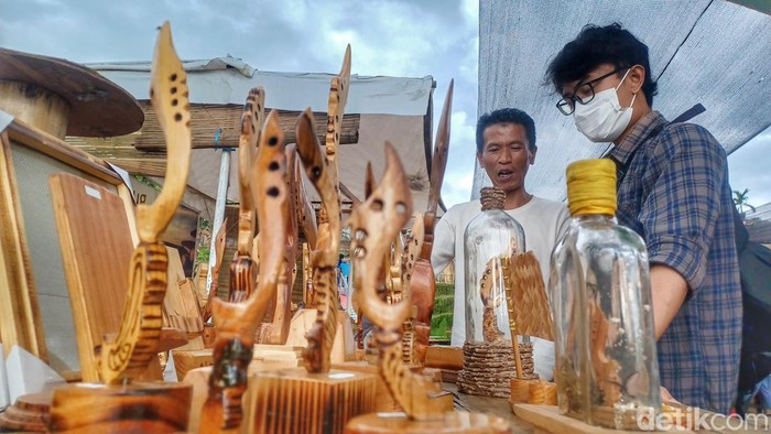 Kerajinan kayu pinus berbentuk kujang karya Ade Karman (47), warga Arjasari, Kabupaten Bandung