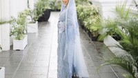 Kiky Saputri tampil cantik di acara siramannya. Berbalut kebaya biru muda dengan make up yang natural, Kiky membagikan momen bahagianya itu. Foto: Instagram @kikysaputrii