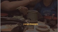 Selama menjalin hubungan, momen romantis kedunya kerap terlihat. Seperti makan di restoran Jepang satu ini, tampak Kiky disuapi edamame oleh Khairi. Foto: Instagram @kikysaputrii