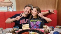 Pasangan ini juga sempat membagikan potret saat menikmati hot pot dengan kuah mala dan kolagen yang sedap. Mereka juga memesan beberapa porsi daging, hingga sayuran. Foto: Instagram @kikysaputrii