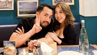 Kiky dan Khairi kerap tampil mesra pada potret mereka di restoran. Keduanya tampak memesan pizza deengan topping keju dan daging. Foto: Instagram @kikysaputrii