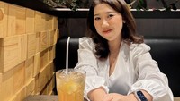 Komika lucu ini juga pernah membagikan potret cantiknya di sebuah kafe. Saat itu, ia sedang menikmati segelas es teh. Foto: Instagram @kikysaputrii