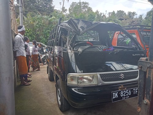 Kondisi mobil Pikap yang mengalami laka lantas di jalur Selat-Bebandem, Senin (23/1/2023). (I Wayan Selamat Juniasa)