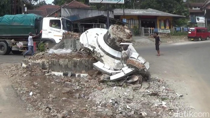 Kondisi patung Bima di pertigaan Sasakbeusi, Purwakarta yang rusak dihantam truk, Minggu (23/1/2023)