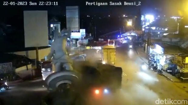 Kondisi patung Bima di pertigaan Sasakbeusi, Purwakarta yang rusak dihantam truk, Minggu (23/1/2023)