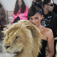 Kylie Jenner menghadiri peragaan koleksi adibusana rumah mode Schiaparelli di Le Petit Palais yang digelar sebagai pembuka Paris Fashion Week Haute Couture Spring-Summer 2023, Senin (23/1/2023). Seperti selebriti lain yang muncul, ia pun memanfaatkan momen tersebut untuk memberikan gaya surealis terbaiknya sebagaimana ciri khas garis desain Schiaparelli. (Foto: AP Photo/Michel Euler)