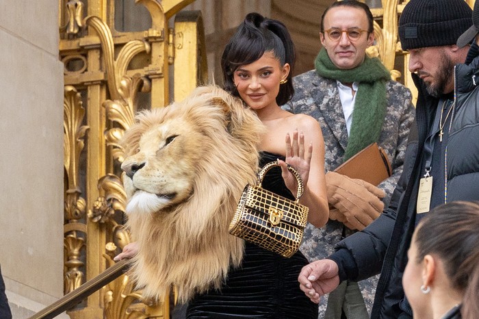 Kylie Jenner di Schiaparelli Haute Couture Spring Summer 2023 PARIS, FRANCE - JANUARY 23: Kylie Jenner attends the Schiaparelli Haute Couture Spring Summer 2023 show as part of Paris Fashion Week on January 23, 2023 in Paris, France. (Photo by Jacopo Raule/Getty Images)