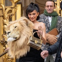 Tentu saja penampilan from head to toe ibu dua anak itu merupakan persembahan Schiaparelli. Gaun yang dipakai pun benar-benar buatan teranyar. Terbukti, gaun yang sama muncul di catwalk peragaan tersebut. Adalah model kondang Irina Shayk yang mendapat kepercayaan untuk memeragakannya. (Foto: Marc Piasecki/WireImage)