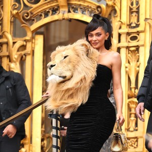 Kylie Jenner Goes Wild! Pakai Gaun Berkepala Singa di Paris Fashion Week