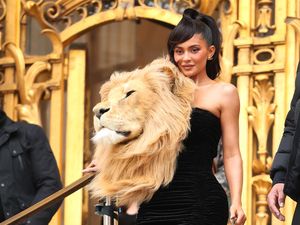 PETA Bela Kylie Jenner yang Dikritik karena Pakai Gaun Berhias Kepala Singa