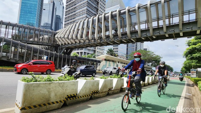 Libur Cuti Bersama, Jalanan Jakarta Lengang Pagi Ini Pengendara melintas di jalan protokol Jakarta, Senin (23/1/2023).
