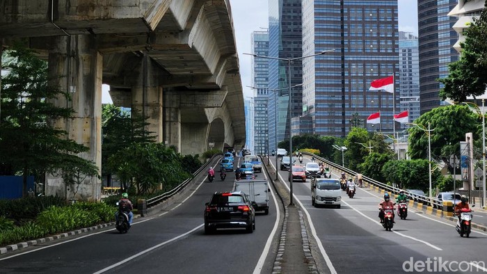Libur Cuti Bersama, Jalanan Jakarta Lengang Pagi Ini Pengendara melintas di jalan protokol Jakarta, Senin (23/1/2023).