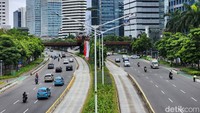 Pengendara melintas di jalan protokol Jakarta, Senin (23/1/2023). 