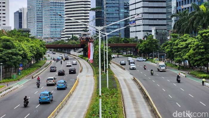 Pengendara melintas di jalan protokol Jakarta, Senin (23/1/2023).