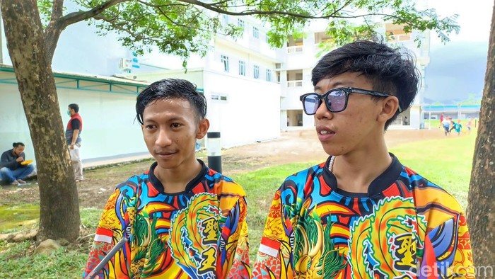 Lukman Arif (18) dan Tian Yonata (20) pemain barongsai dari Vihara Dharma Bhakti Bandung